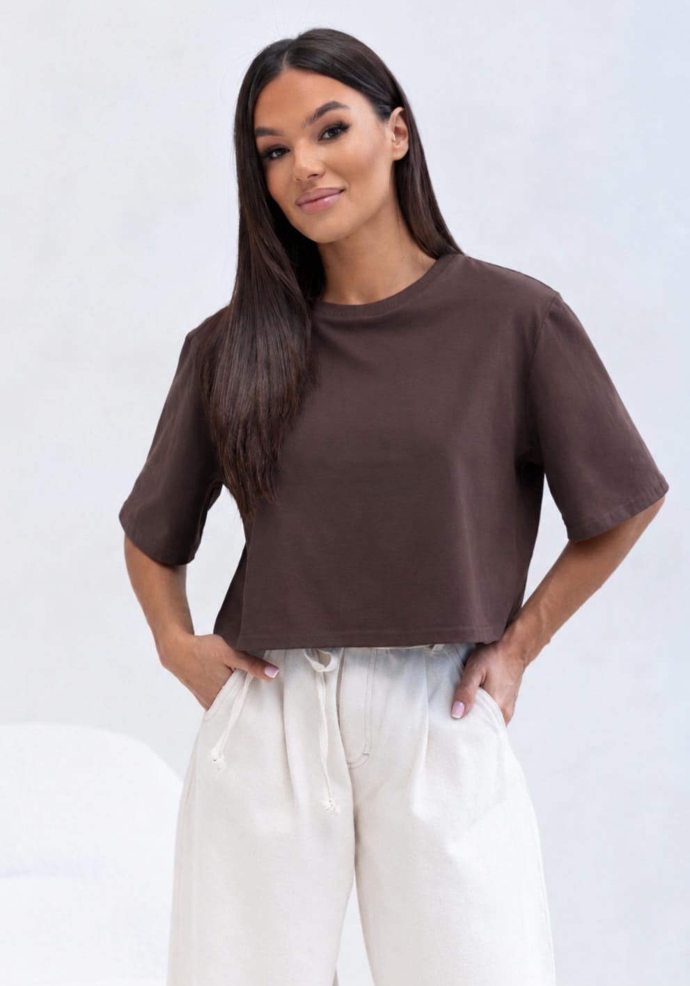 T-shirt oversize bawełniany z poduszkami na ramionach – brązowy