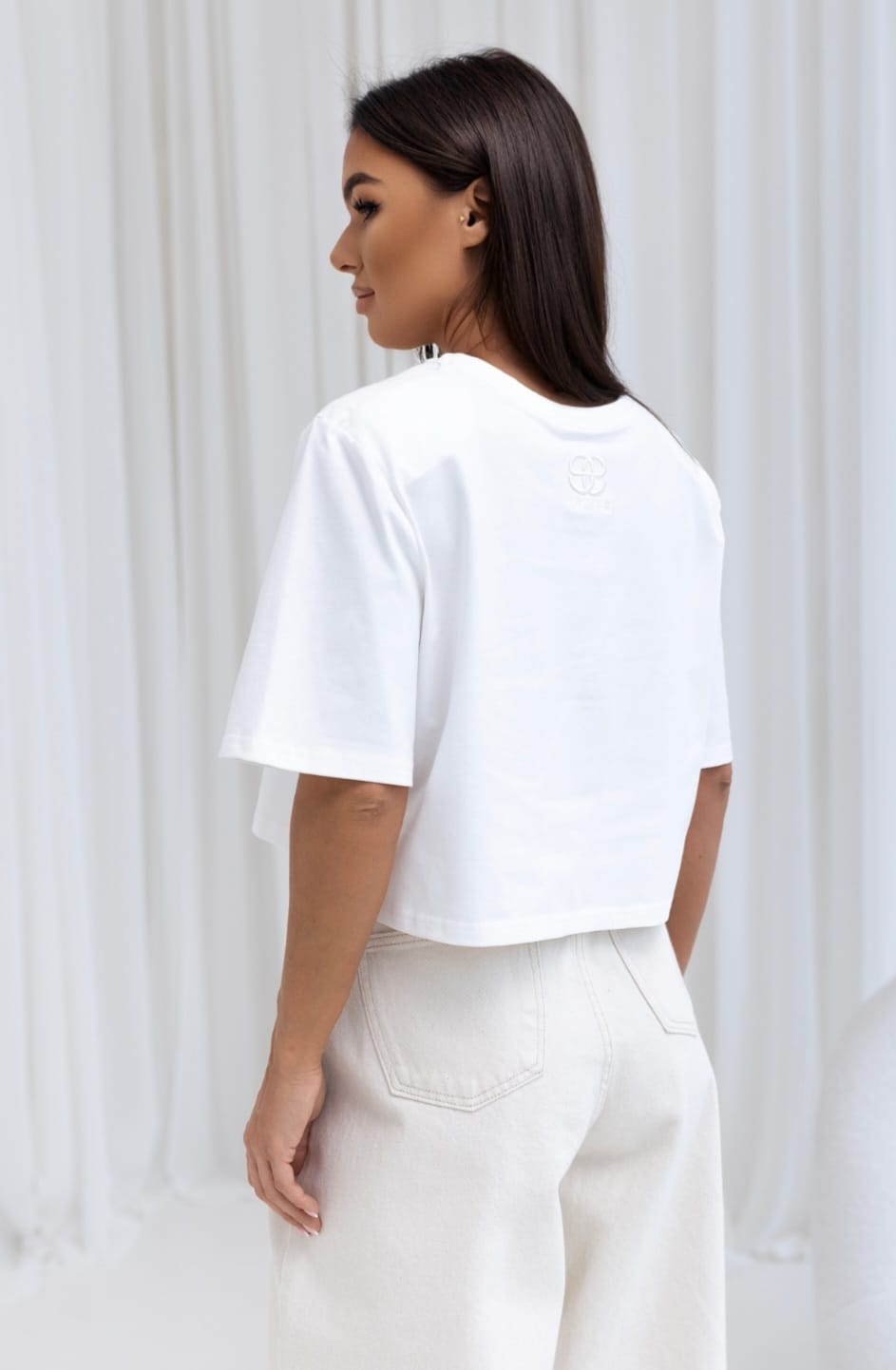 T-shirt oversize bawełniany z poduszkami na ramionach – biały - obrazek 2